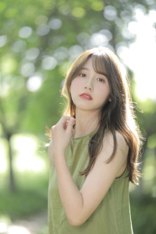 女闺蜜露出奶头让我吃奶